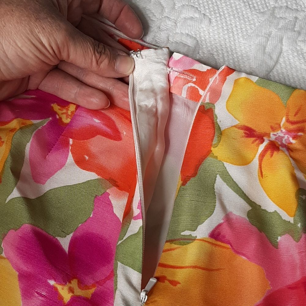 Donna Morgan Floral 100% Silk Fully Lined Capris - Picture 9 of 13